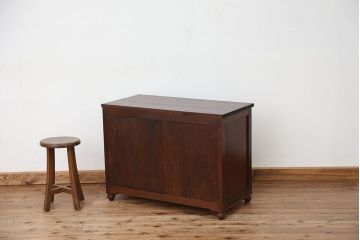 アンティーク家具　アンティーク　素敵なデザイン!古い木のシンプルな脚付きローボード(収納棚)