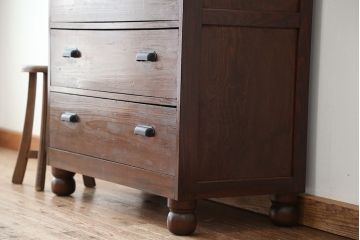 アンティーク家具　アンティーク　古い木の脚付きチェスト(タンス)