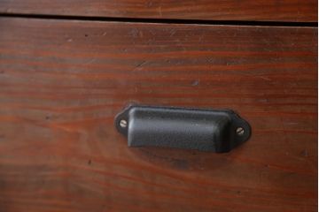 アンティーク家具　アンティーク　古い木の脚付きチェスト(タンス)