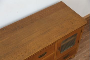 レトロ家具　アンティーク　レトロなデザインの脚付きローボード(ローチェスト)