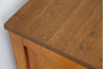 レトロ家具　アンティーク　レトロなデザインの脚付きローボード(ローチェスト)