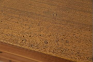 レトロ家具　アンティーク　レトロなデザインの脚付きローボード(ローチェスト)