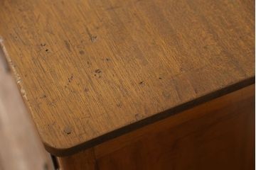 レトロ家具　アンティーク　レトロなデザインの脚付きローボード(ローチェスト)