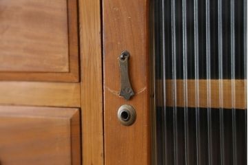 レトロ家具　アンティーク　レトロなデザインの脚付きローボード(ローチェスト)