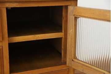 レトロ家具　アンティーク　レトロなデザインの脚付きローボード(ローチェスト)
