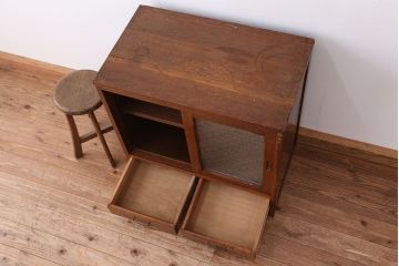 アンティーク家具　アンティーク　天板がしっかりとした古いナラ材のダイヤガラス収納棚(食器棚)