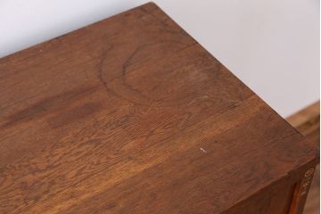 アンティーク家具　アンティーク　天板がしっかりとした古いナラ材のダイヤガラス収納棚(食器棚)