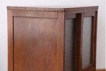 アンティーク家具　アンティーク　天板がしっかりとした古いナラ材のダイヤガラス収納棚(食器棚)
