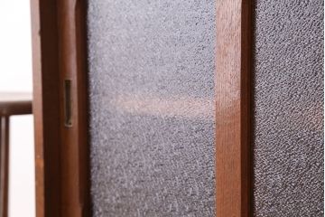 アンティーク家具　アンティーク　天板がしっかりとした古いナラ材のダイヤガラス収納棚(食器棚)