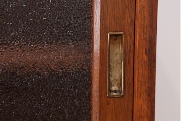 アンティーク家具　アンティーク　天板がしっかりとした古いナラ材のダイヤガラス収納棚(食器棚)