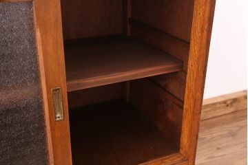 アンティーク家具　アンティーク　天板がしっかりとした古いナラ材のダイヤガラス収納棚(食器棚)
