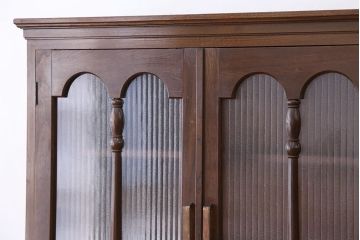 レトロ家具　☆アンティーク　レトロなデザインの銀モールガラス食器棚(収納棚)