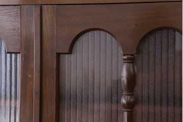 レトロ家具　☆アンティーク　レトロなデザインの銀モールガラス食器棚(収納棚)