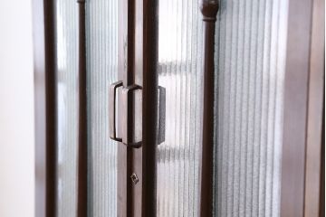 レトロ家具　☆アンティーク　レトロなデザインの銀モールガラス食器棚(収納棚)