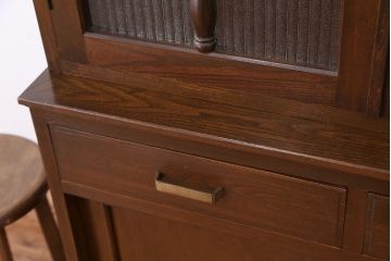 レトロ家具　☆アンティーク　レトロなデザインの銀モールガラス食器棚(収納棚)