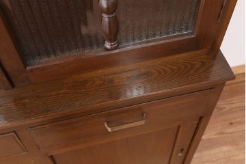 レトロ家具　☆アンティーク　レトロなデザインの銀モールガラス食器棚(収納棚)