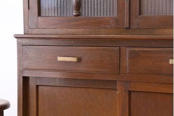 レトロ家具　☆アンティーク　レトロなデザインの銀モールガラス食器棚(収納棚)