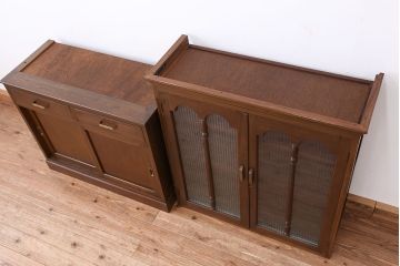 レトロ家具　☆アンティーク　レトロなデザインの銀モールガラス食器棚(収納棚)