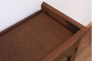 レトロ家具　☆アンティーク　レトロなデザインの銀モールガラス食器棚(収納棚)