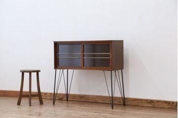 アンティーク家具　アンティーク　素敵なデザイン!モールガラス鉄脚の収納棚