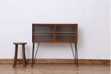 アンティーク家具　アンティーク　素敵なデザイン!モールガラス鉄脚の収納棚