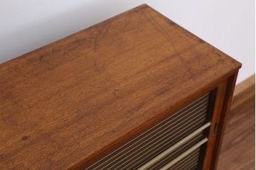 アンティーク家具　アンティーク　素敵なデザイン!モールガラス鉄脚の収納棚