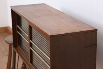 アンティーク家具　アンティーク　素敵なデザイン!モールガラス鉄脚の収納棚