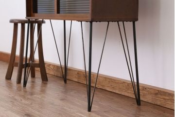 アンティーク家具　アンティーク　素敵なデザイン!モールガラス鉄脚の収納棚