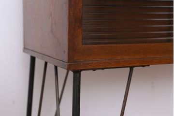 アンティーク家具　アンティーク　素敵なデザイン!モールガラス鉄脚の収納棚