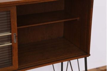 アンティーク家具　アンティーク　素敵なデザイン!モールガラス鉄脚の収納棚
