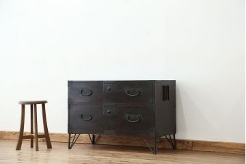 アンティーク家具　アンティーク　味のある鉄脚時代箪笥ローチェスト(ローボード)
