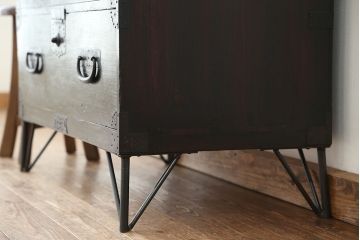 アンティーク家具　アンティーク　味のある鉄脚時代箪笥ローチェスト(ローボード)