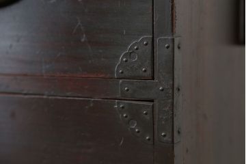 アンティーク家具　アンティーク　味のある鉄脚時代箪笥ローチェスト(ローボード)