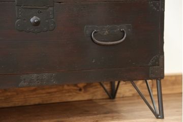 アンティーク家具　アンティーク　味のある鉄脚時代箪笥ローチェスト(ローボード)