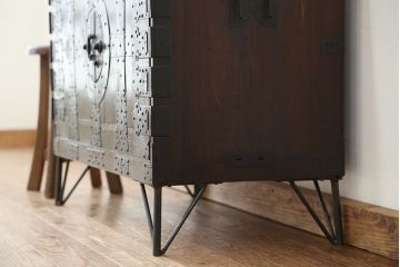 アンティーク家具　アンティーク　味のある鉄脚観音開き時代箪笥ローボード(ローチェスト)