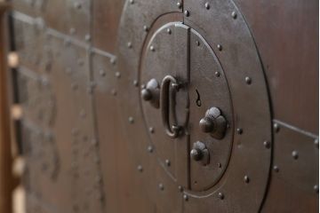 アンティーク家具　アンティーク　味のある鉄脚観音開き時代箪笥ローボード(ローチェスト)