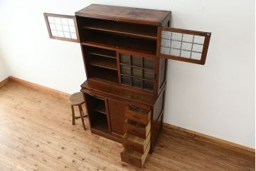 アンティーク家具　☆アンティーク　素敵なデザイン!古いナラ材の上質な面取りガラス食器棚