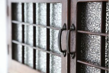 アンティーク家具　☆アンティーク　素敵なデザイン!古いナラ材の上質な面取りガラス食器棚