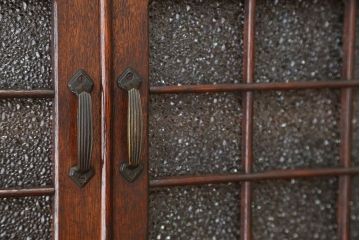 アンティーク家具　☆アンティーク　素敵なデザイン!古いナラ材の上質な面取りガラス食器棚