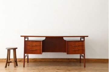 アンティーク家具　北欧アンティーク　上質なチーク材両袖机(ニーホールデスク)