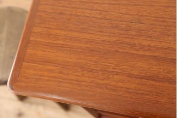 アンティーク家具　北欧アンティーク　上質なチーク材両袖机(ニーホールデスク)