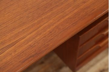 アンティーク家具　北欧アンティーク　上質なチーク材両袖机(ニーホールデスク)