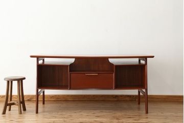 アンティーク家具　北欧アンティーク　上質なチーク材両袖机(ニーホールデスク)