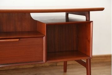 アンティーク家具　北欧アンティーク　上質なチーク材両袖机(ニーホールデスク)