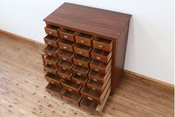 アンティーク家具　アンティーク　可愛いデザイン!古い木の26杯引き出し(ドロワー、薬箪笥)