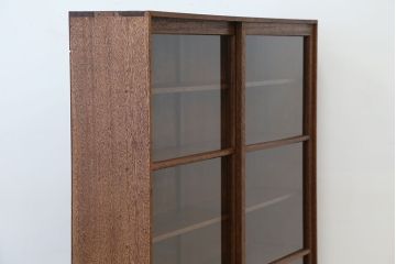 レトロ家具　アンティーク　レトロなデザインの脚付き収納棚(飾り棚・本棚)