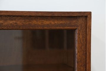 レトロ家具　アンティーク　レトロなデザインの脚付き収納棚(飾り棚・本棚)