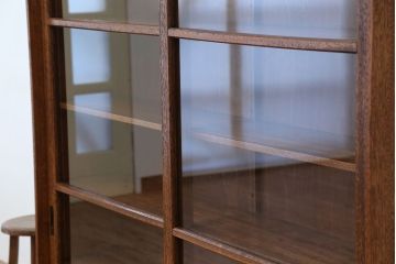 レトロ家具　アンティーク　レトロなデザインの脚付き収納棚(飾り棚・本棚)