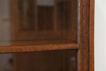 レトロ家具　アンティーク　レトロなデザインの脚付き収納棚(飾り棚・本棚)
