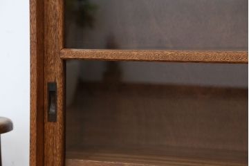 レトロ家具　アンティーク　レトロなデザインの脚付き収納棚(飾り棚・本棚)